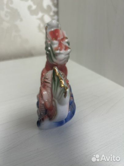 Дракон фарфоровый статуэтка