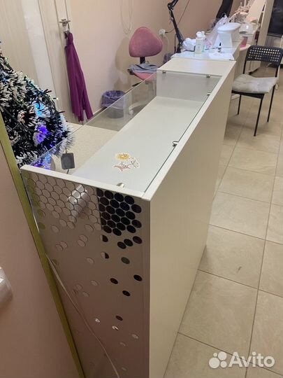 Стойка стелаж администратора для салона студии