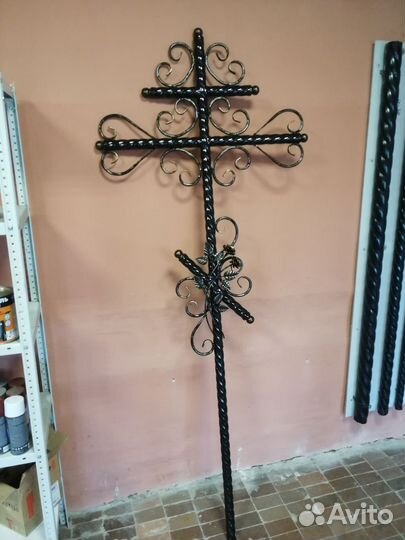 Крест кованный на кладбище