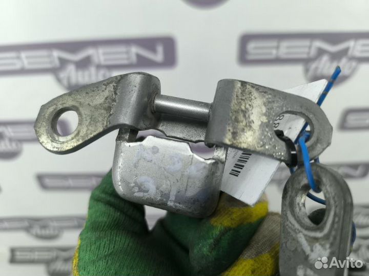 Петля двери задняя левая Toyota Camry XV30