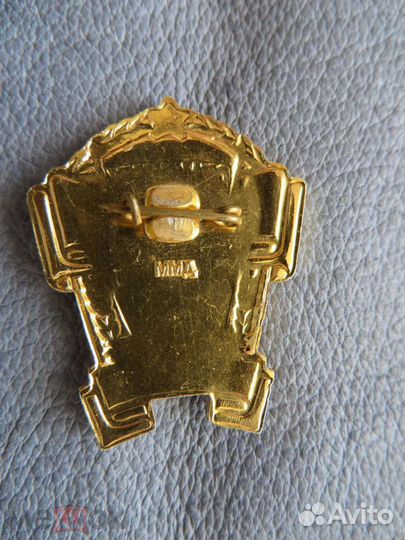 Значок отличный работник торговли с документами