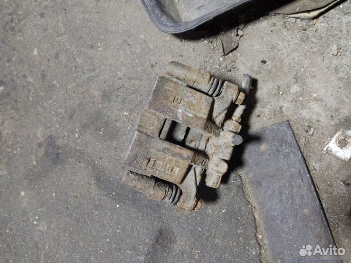 Суппорт тормозной задний левый Mitsubishi Asx