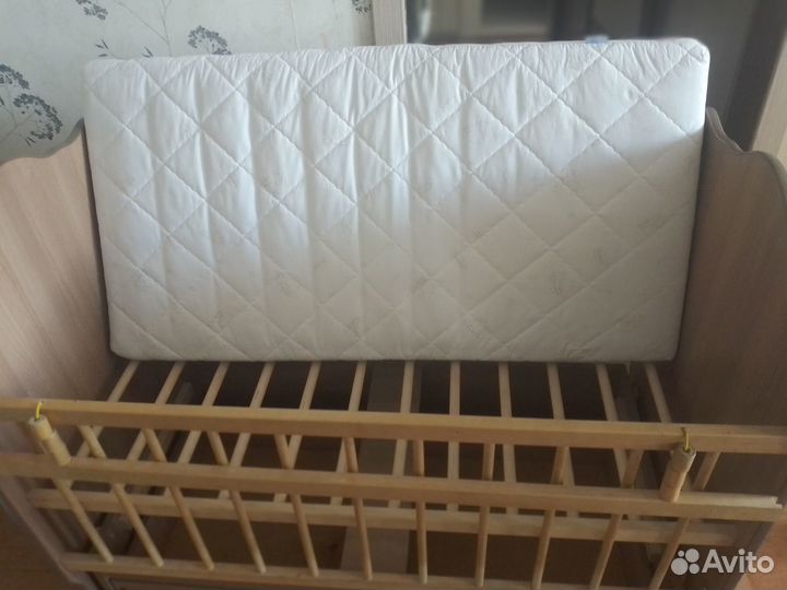 Детская кроватка с маятником и ящиком