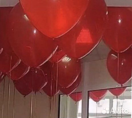 Воздушные красные шары с декором для праздника