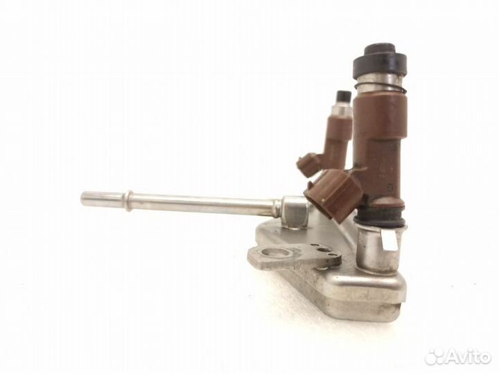 Топливная рейка (рампа) правая Subaru Legacy B14