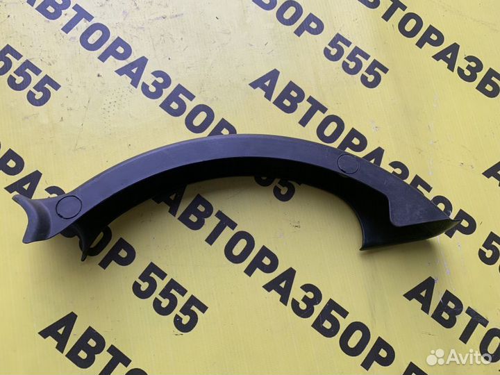 Накладка петли багажника левая Kia Quoris