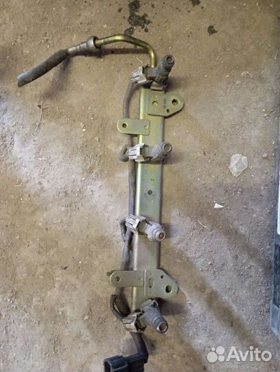 Топливная рейка с форсунками двс QR20