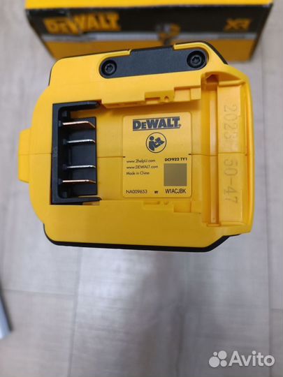 Акумуляторный бесщеточный гайковерт dewalt DCF922N