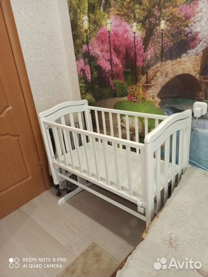 Детская кроватка с поперечным маятником