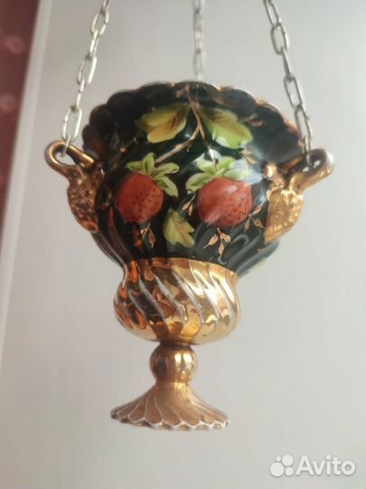 Старинная лампада с подвесом на цепочке, фарфор