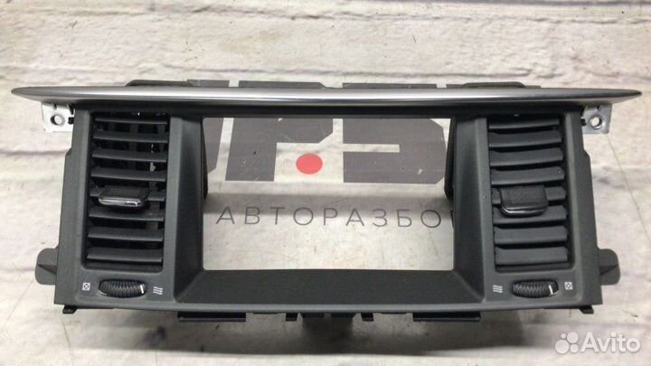 Консоль магнитофона передний правый Infiniti Qx56