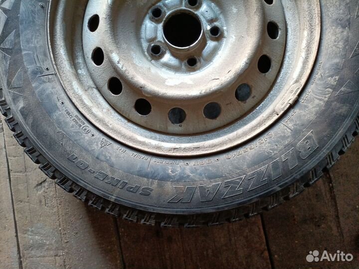 Bridgestone Blizzak Spike-01 215/65 R16 98