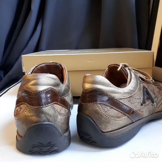 Кроссовки женские р.38