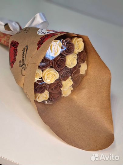 Букет - 19 Роз из Белого и Молочного Шоколада