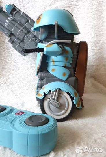 Игрушка, робот трансформер, с пультом управлени