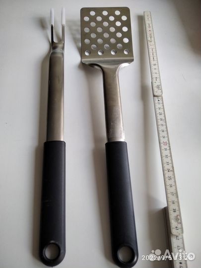 В упаковке Вилка и лопатка для мяса(для барбекю)