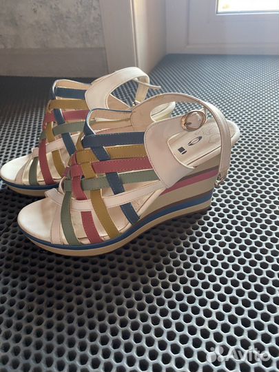 Сандалии новые