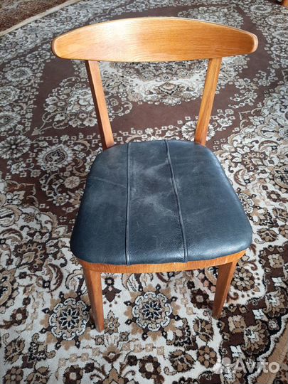 Деревянный стул с кожанным сиденьем