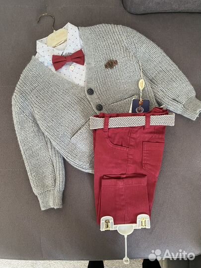 Новый костюм с биркой на малыша