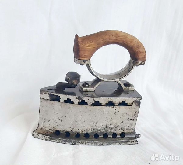 Старинный угольный утюг