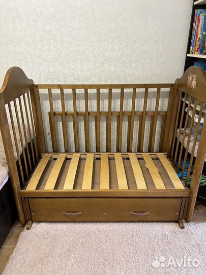 Детская кроватка с маятником и ящиком