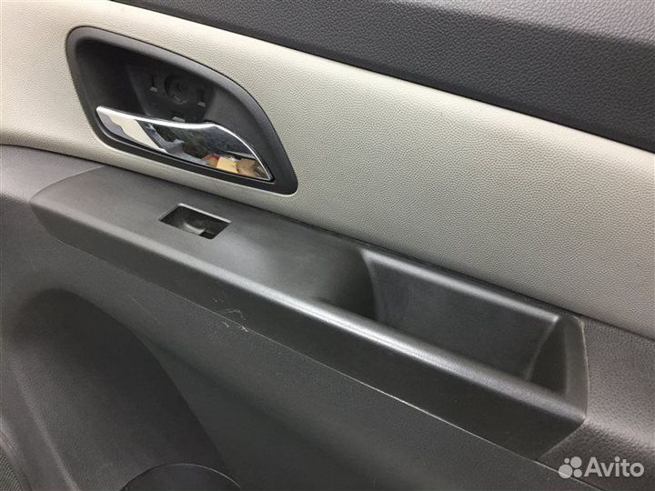 Обшивка двери передняя правая Chevrolet Cruze J300