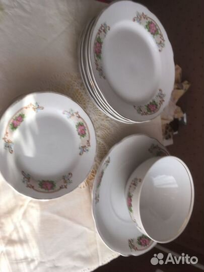 Набор посуды:12 тарелок, блюдо, салатник