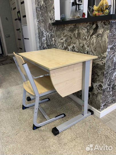 Детский письменный стол и стул