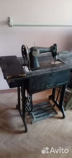 Швейная машинка Подольск с кованным подстольем