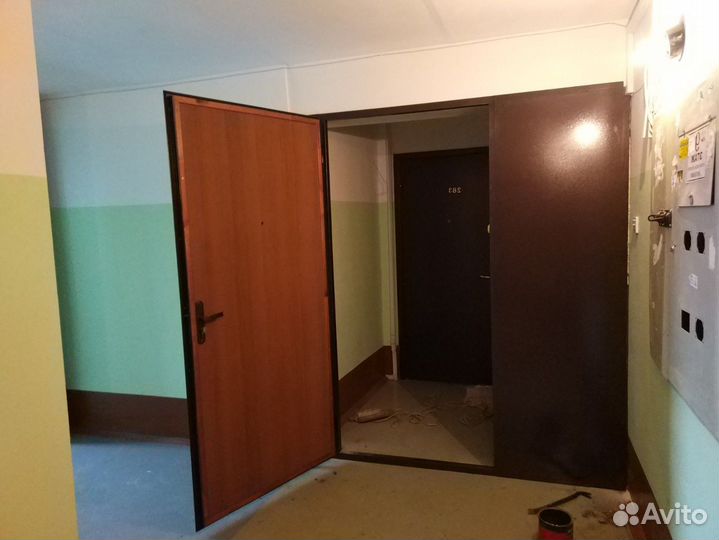 Металлическая дверь в коридор