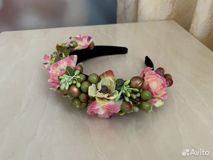 Ободок / венок с искуственными цветами и лентой
