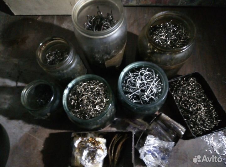 Крючки рыболовные много