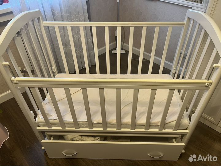 Детская кроватка с маятником и комодом