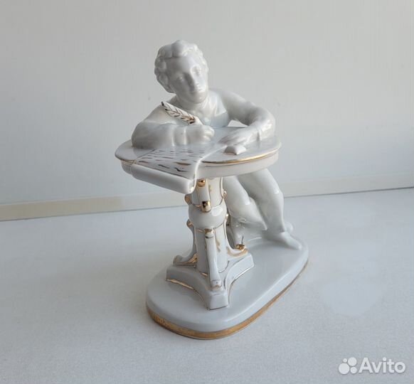 Статуэтка юный пушкин за столом. лфз. Фарфор СССР