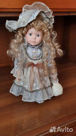 Кукла фарфоровая на подставке