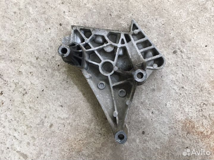 Кронштейн двигателя Skoda Octavia A5 (3313)