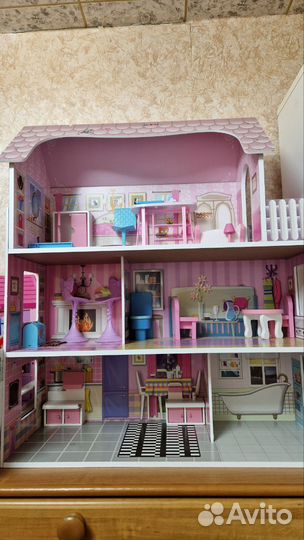 Большой кукольный домик с мебелью