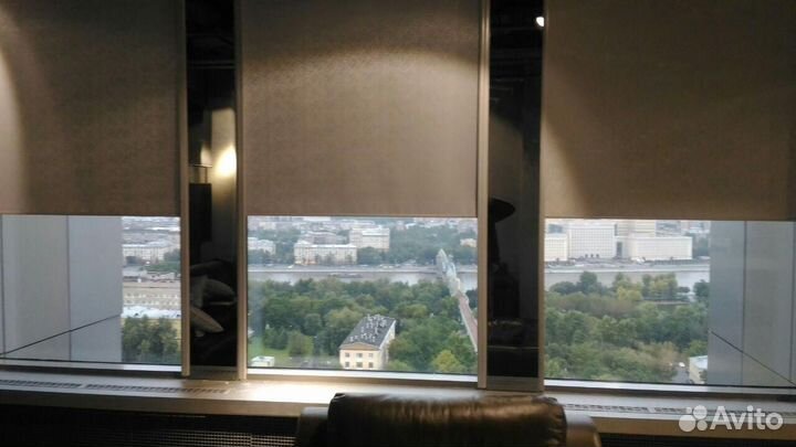 Рулонные шторы. На пульте управления