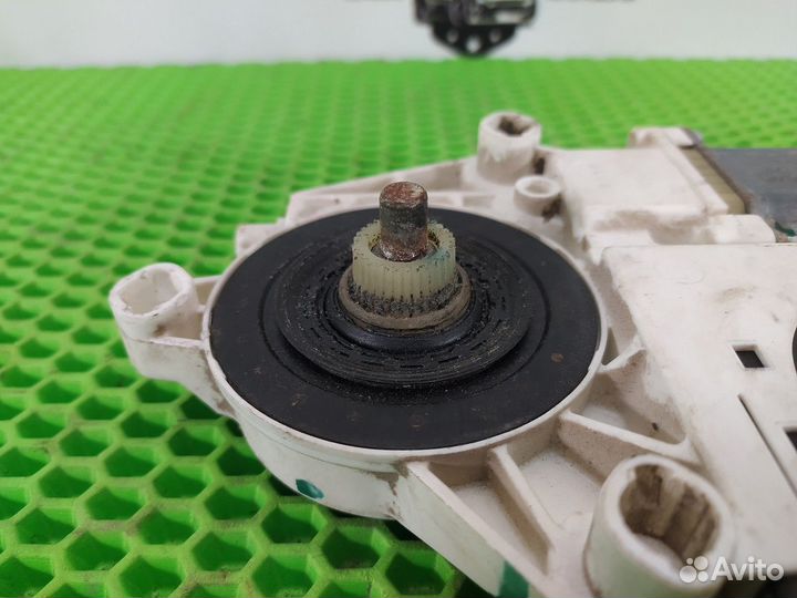 Моторчик стеклоподъемника передний правый R