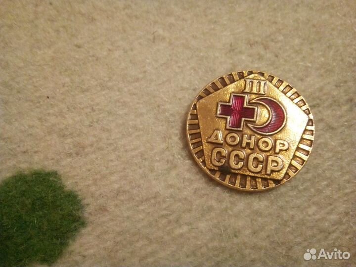 Продам значок донор
