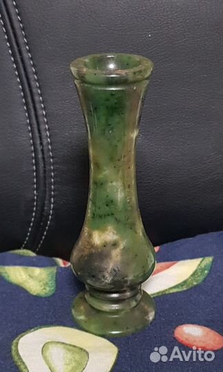 Продается маленькая вазочка из нефрита