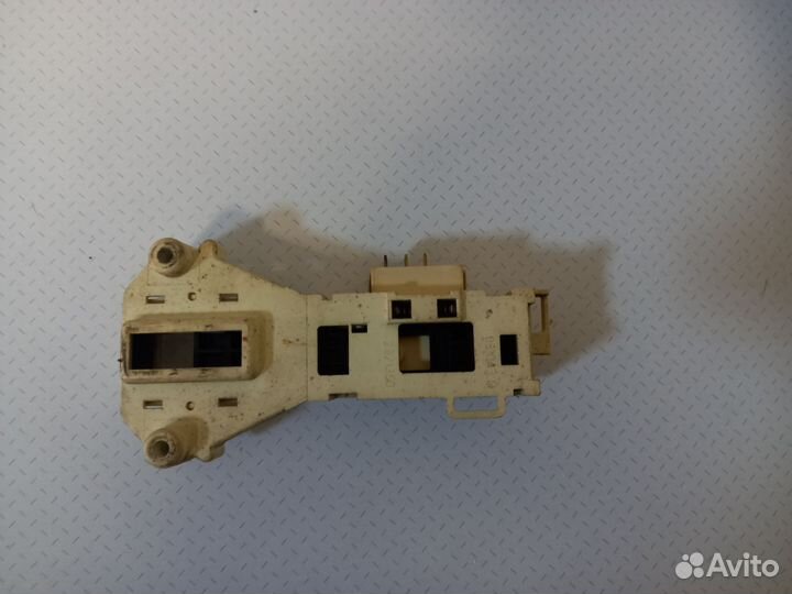 Замок люка на стиральную машину