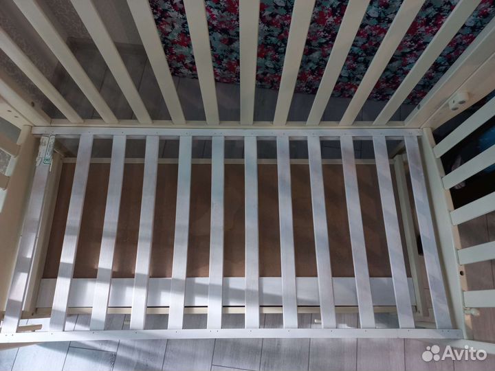 Детская кроватка с продольным маятником