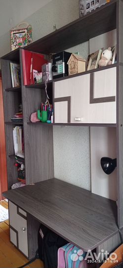 Письменный стол для школьника с полками