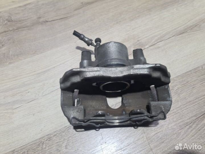 Суппорт передний левый Ford Focus 3 2.0 2012