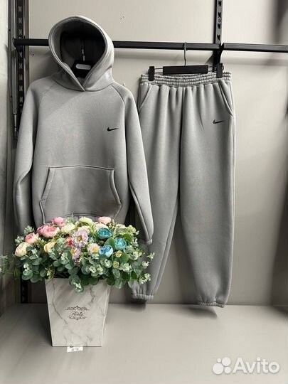 Женский спортивный костюм