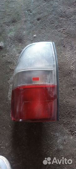 Задний левый фонарь l200