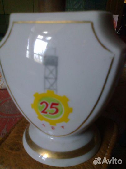 Ваза с логотипом 25 лет добычи нефти в Башкирии