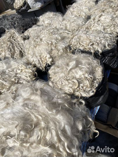 Пух козий, белый и серый