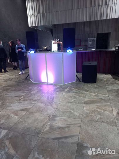 Диджей, Dj с оборудованием